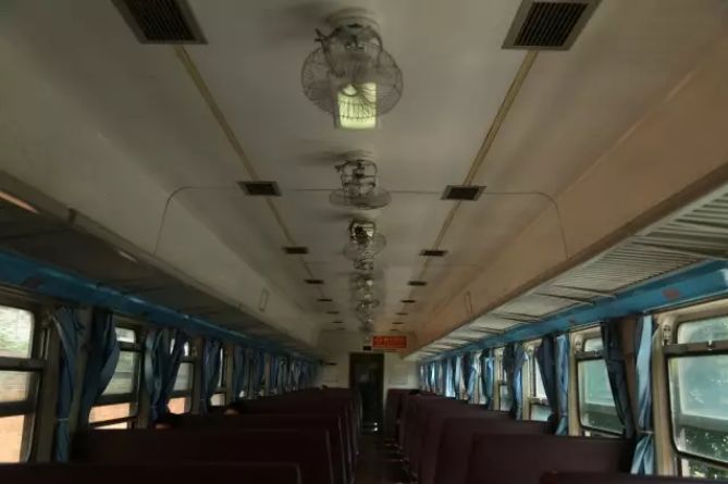 没有空调的绿皮车，即使在夏日，也只有头顶那几把摇头扇在不停转动。