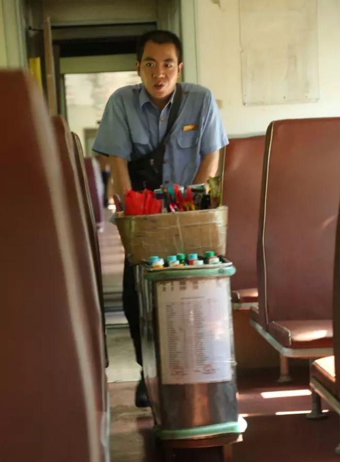 卖东西的列车员依旧推着小车车