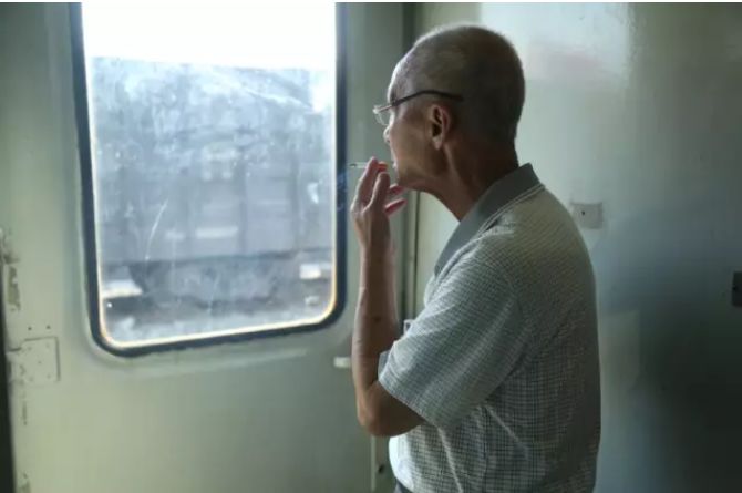 车厢连接处有厕所、洗脸、吸烟、饮水区。