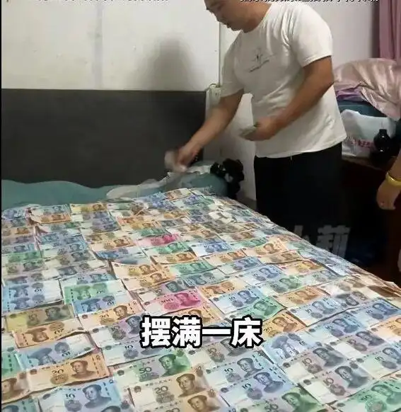 男子戒烟9个月给妻子买折叠手机
