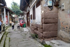 盖石老街的石头墙壁和路面见证历史