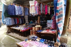 盖石街上卖衣服的小摊