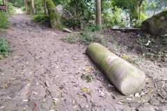 盖石乡原本有城墙和许多寺庙，不幸都毁于“文革”，这根倒在綦江河边的圆形石柱，据说就是水码头边上的原禹王庙的大殿立柱