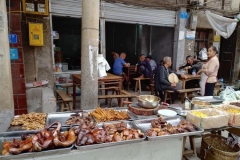 盖石老街卖熟食的小摊