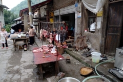 盖石老街卖猪肉的小摊