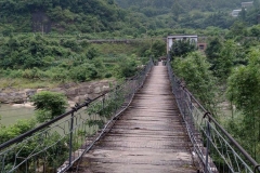 久经风雨的盖石甩甩桥桥面