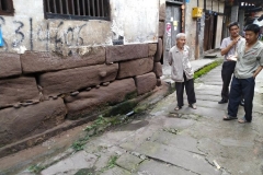 盖石老街上闲聊的人们