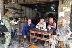 盖石老街泡茶馆的老人