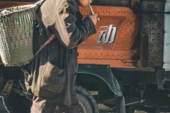 盖石街上赶集的老人