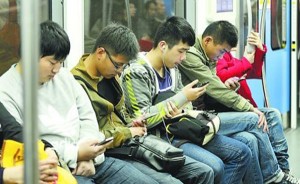 到处都是低头族
