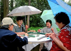 老年人在公园打麻将