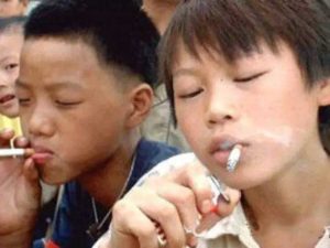 小学生抽烟
