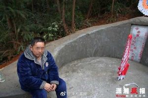 夏双的父亲坐在妻子坟前，悲愤交加