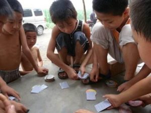 农村小孩在玩斗地主游戏