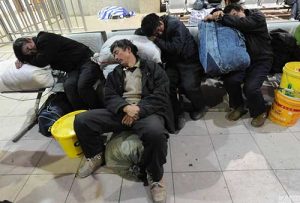 为养家糊口而奔波的疲惫民工