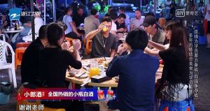 谢霆锋和学员们在一起