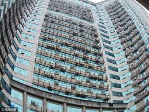 近20米的外墙密密麻麻悬挂着近600台空调室外机，场景震撼