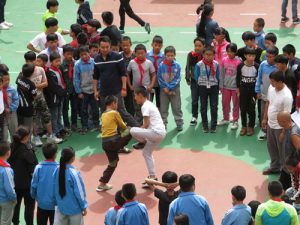 小学生正在玩“斗鸡”游戏
