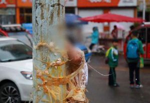 新郎被绑在电杆上砸鸡蛋