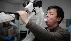 医院的肺功能检查（图片来自于网络）