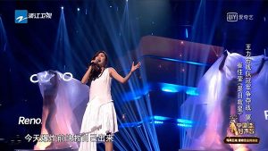 崔佳莹气质高雅、唱功了得