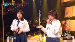 邢晗铭和李凡一共同演唱《流行歌曲》