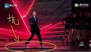陈伟霆在表演第二首歌的过程中舞台上一直有一个巨大的深坑