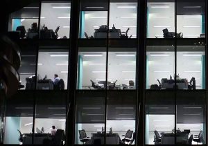 主管和其谈到绩效时，以“不适合在这里继续工作”，只给了D的绩效评分