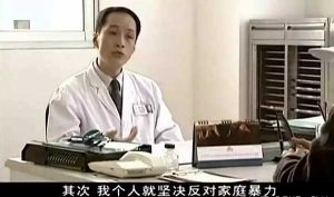 旁观者倾向于将受害者描述成作贱自己的女人，好像是受害者故意和意图摧毁她们的男人相爱。