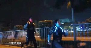 重头戏是“赛道追逐”。明星嘉宾提早出发，在城市实境中闯关，素人嘉宾紧随其后