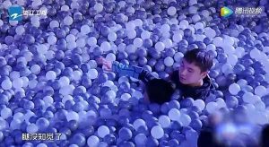 拳王邹市明在平衡关卡上没有站稳直接跌入海洋球，都久久没有站起来，直呼“我不行了”