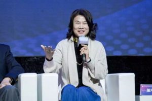 作为一个在格力成长将近30年，从基层做起直到执掌格力的女企业家，我认为董明珠在魄力和远见方面依旧是令人敬佩的