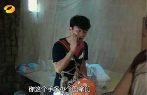 后来，王宝强还说了这样一句话，“我的脸上，有你多少个手掌印。”