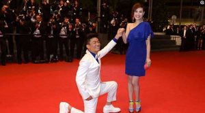 王宝强在第66届戛纳国际电影节《天注定》首映红毯上，现场对爱妻马蓉单膝下跪告白