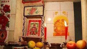 第一步祭灶，先让祭王爷过把瘾。估计那年月，灶王爷也是饿坏了。