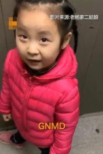 最近一个短视频中，妈妈在教红衣小女孩念"Grandmother"
