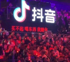 “买不起，喝东西，我随你。”