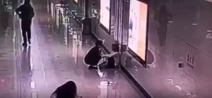 武汉地铁的工作人员发现一名女子独自坐在地铁站的过道口，神情怆然
