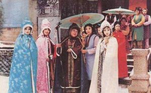 比如《红楼梦》里的贾府四春：元春、迎春、探春、惜春，连起来谐音“原应叹息”