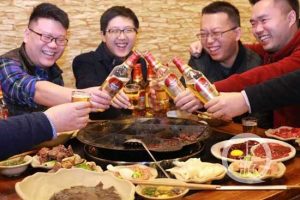 春节因此完全世俗化了，就是吃吃喝喝。