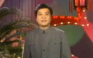赵忠祥是中国第一代电视播音员