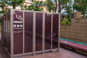 在日本街头都有指定的吸烟区，因此虽然抽烟人口众多，却很少在街道上看到烟蒂