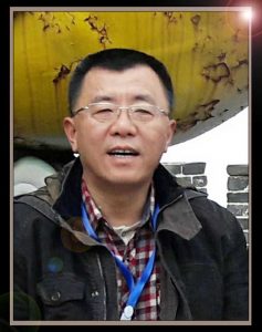 2016年11月，洪烛在山西晋中采风留影