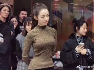 就连郎朗老婆吉娜穿个完全不露的紧身针织衫，都能引来一阵嘲骂。