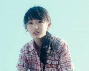 2019年，周冬雨和易烊千玺主演了以校园暴力为题材的《少年的你》