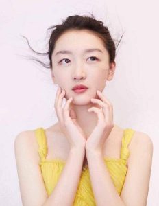 2018年，凭借青春文艺电影《后来的我们》获得第18届华语电影传媒大奖最受欢迎演员奖