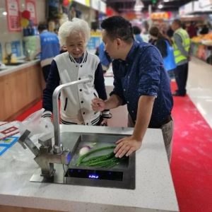 为了让消费者吃上放心菜，她在2018年成立了上海千北信息科技有限公司，创设“迭家”品牌