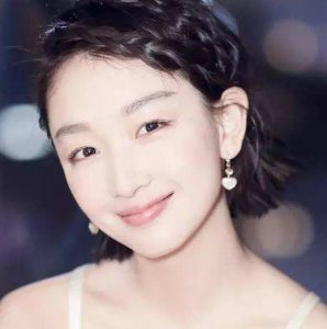2014年，周冬雨和林更新主演了青春爱情剧《同桌的你》