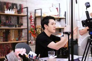 李佳琦起初直播只有数百人次观看，但他并没有放弃