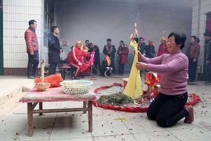 通过半仙的嘴说出来之后，农民马上会觉得很准确，甚至对“半仙”佩服的五体投地
